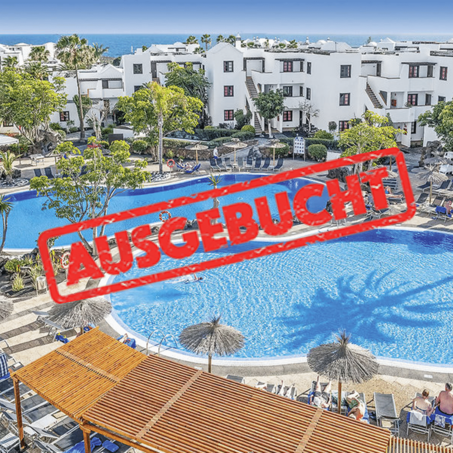 Schräge Vogelperspektive auf 4-Sterne-Hotel Allsun Albatros auf Lanzarote mit Poollandschaft und weiß getünchter Bungalowanlage