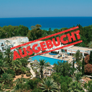 Hotelanlage Marhaba Salem in Tunesien aus schrägem Vogelflug zwischen Palmen und mit Meer im Hintergrund, darüber ein roter Störer in Großbuchstaben: "Ausgebucht"