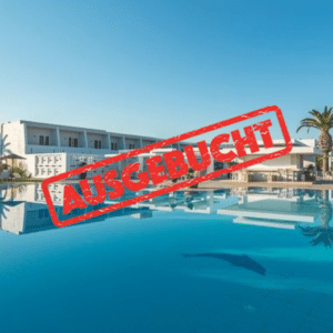 Sandy Beach Hotel auf Kos, Marmari, mit Pool und weiß getünchter Anlage vor blauem Himmel, der sich im Wasser spiegelt - mit rotem Störer in Großbuchstaben: AUSGEBUCHT