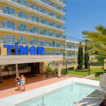 Hotel Timor Frontansicht, schräg, im Sonnenschein