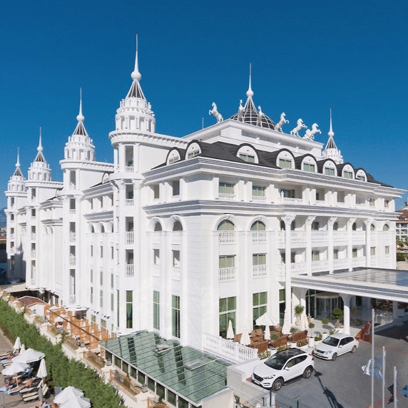Side Royal Palace Hotel & Spa, Außenansicht in hellem Sonnenschein
