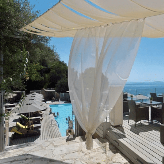 Hotel Marilena Sea View Ansicht Terrasse mit Pool und Weitblick übers Meer aus Vogelflugperspektive